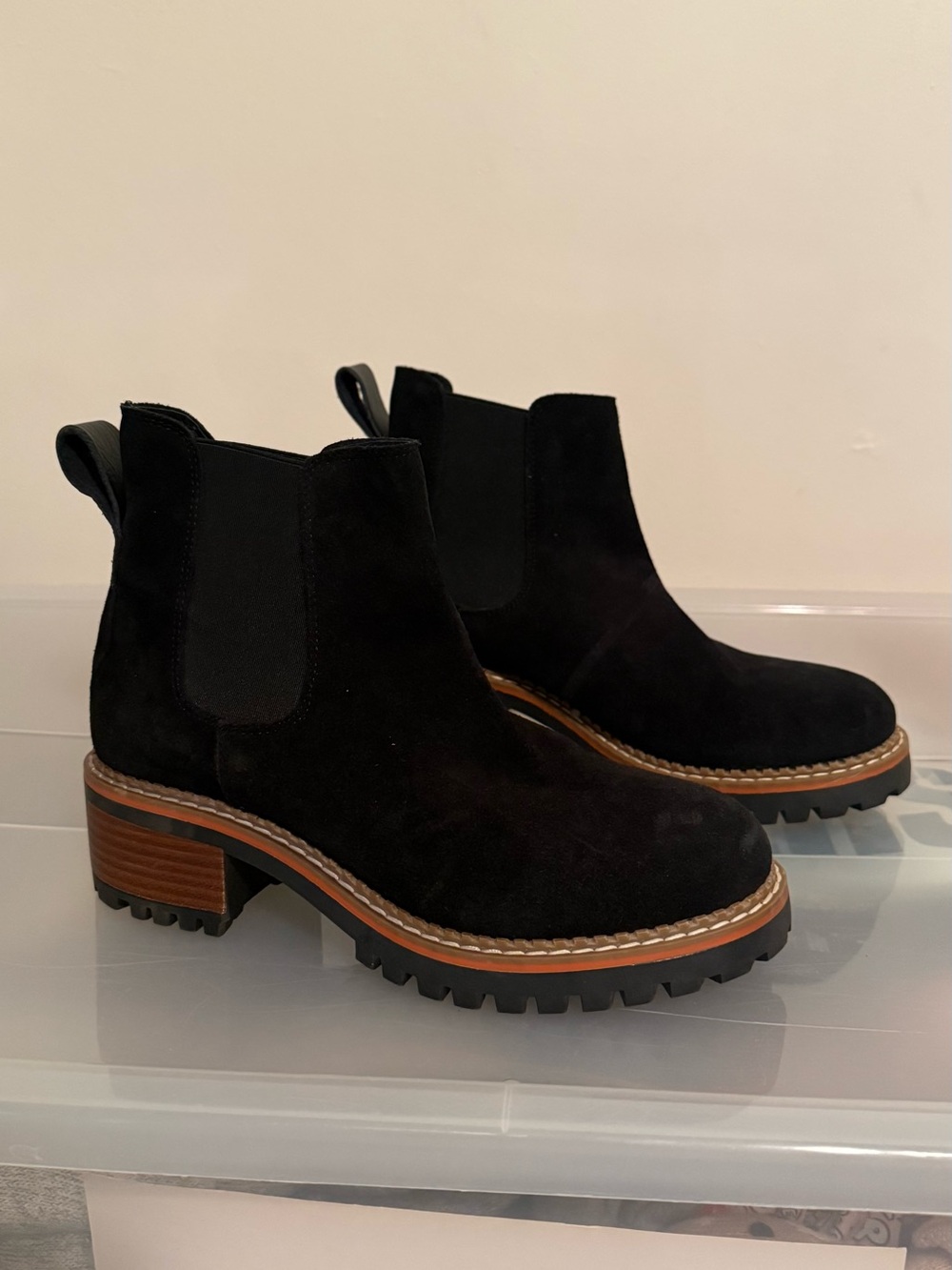 Bertuchi Women's Black Suede Chelsea Lug Boots